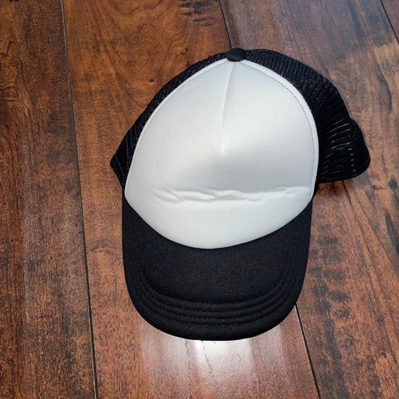 Plain white and black hm - Picture 1 of 3